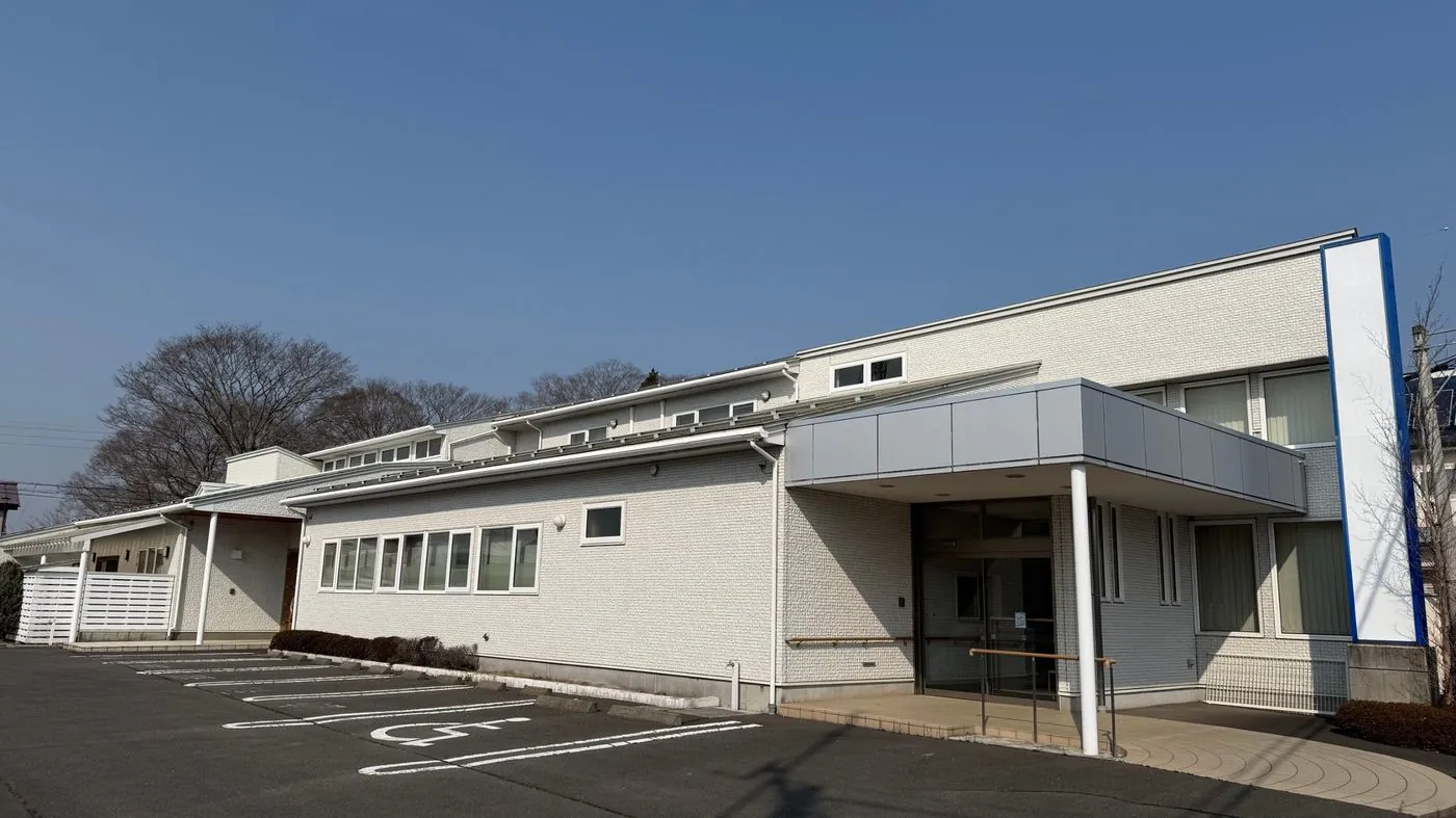 五戸町野月の白い建物の外観